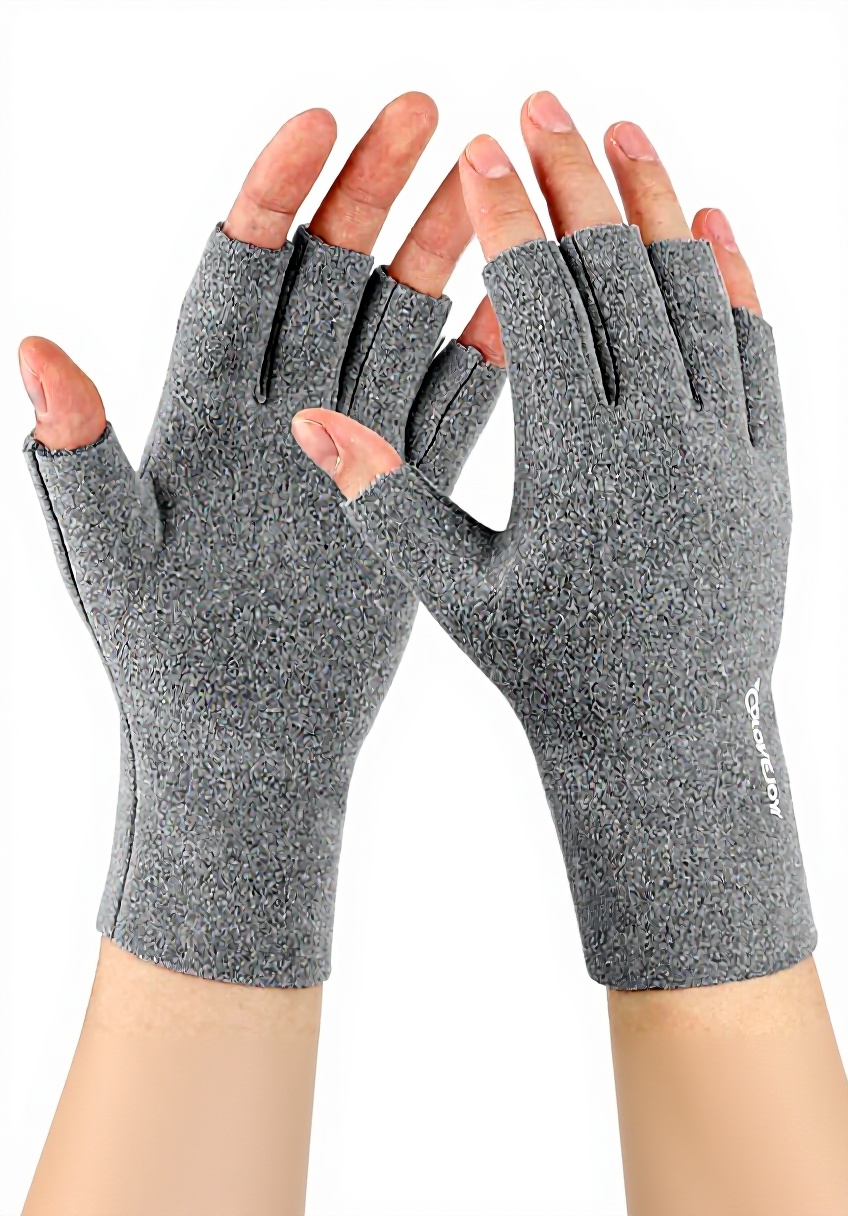 Femme portant les gants demi-doigts AYPOW en conduisant