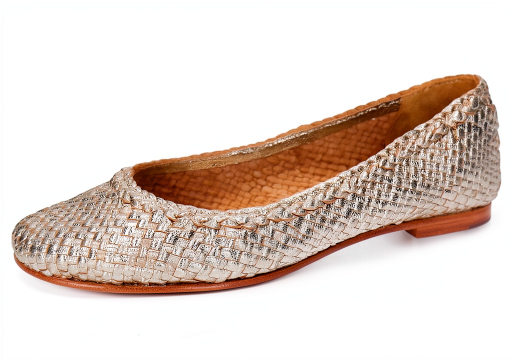 Chaussures femme en cuir artisanales sur fond neutre